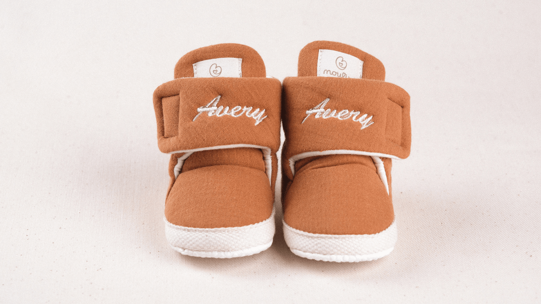 Mouliss Terracotta muslin personalized baby booties — styling photo 1