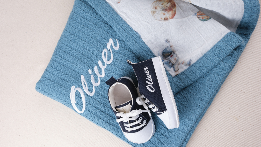 Mouliss Dark Blue personalized baby gift set — styling photo 2