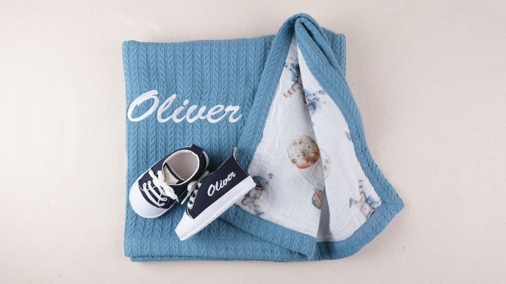 Mouliss Dark Blue personalized baby gift set — styling photo 1