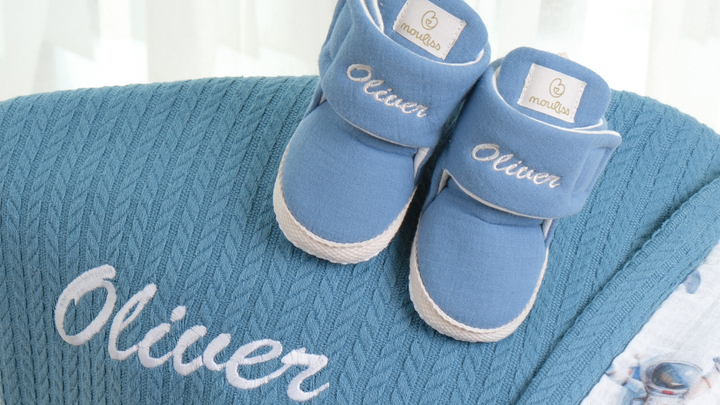 Mouliss Blue personalized baby gift set — styling photo 3