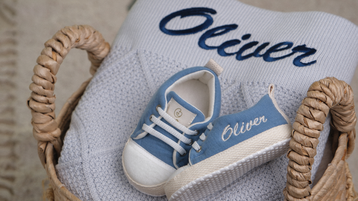 Mouliss Dark Blue personalized baby gift set — styling photo 1