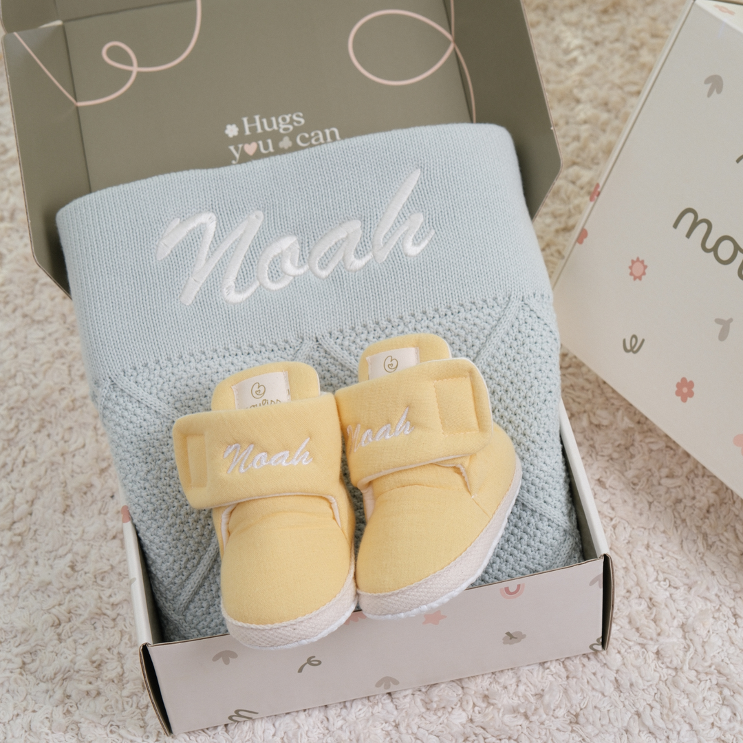 Mouliss Blue Yellow personalized baby gift set — styling photo 1