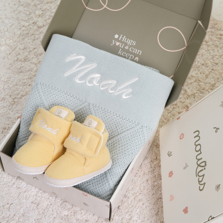Mouliss Blue Yellow personalized baby gift set — styling photo 2